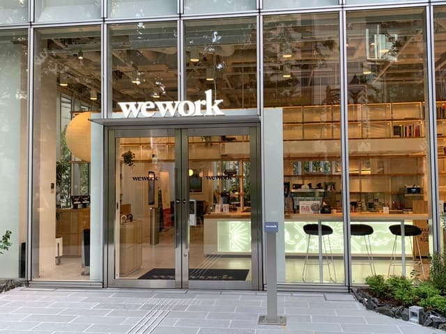 外観_全面ガラス張りのおしゃれなビルです。©WeWork