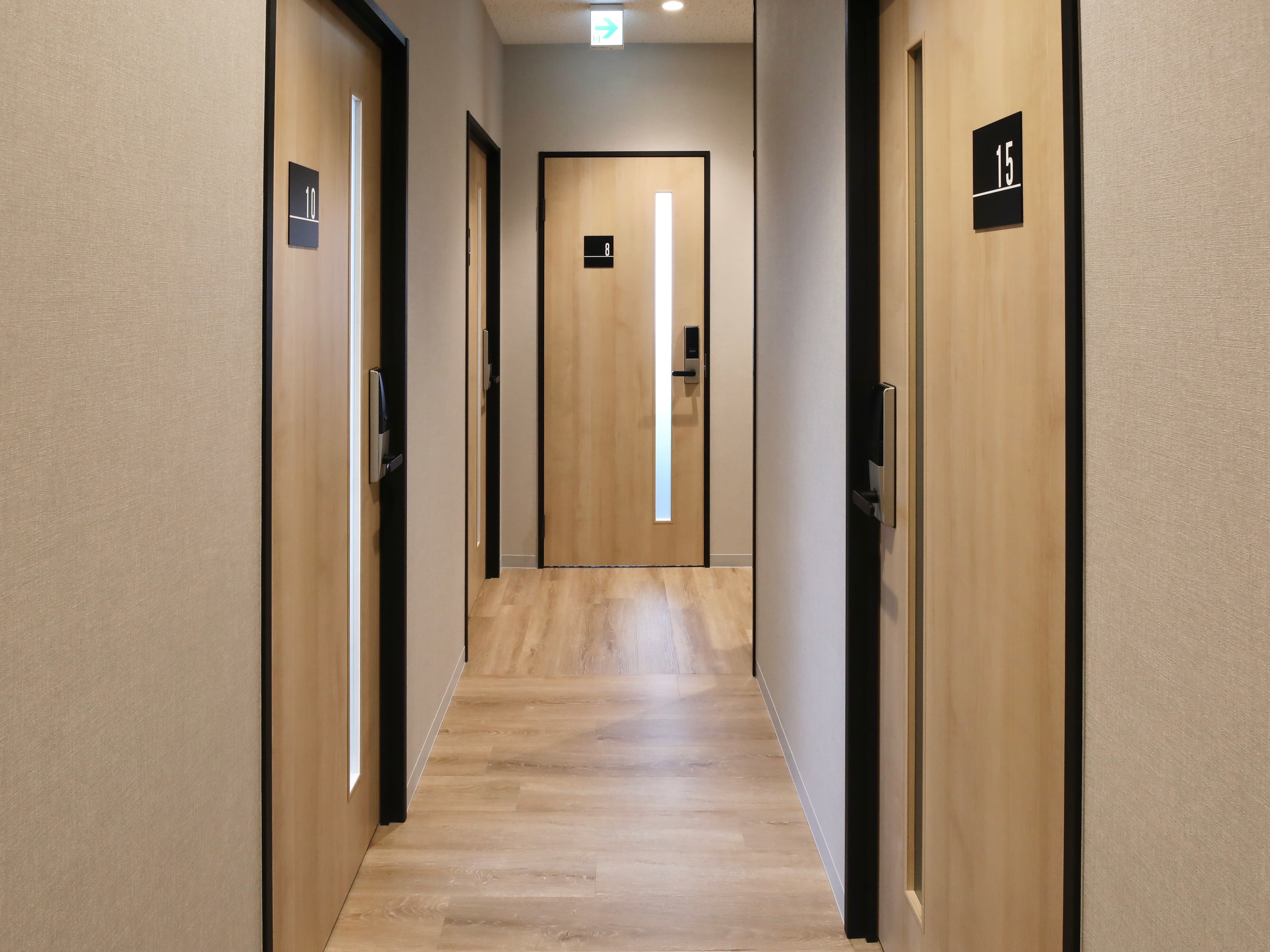 共用部_廊下。全室個室ごとに施錠可能となっており、セキュリティ面も安心です。