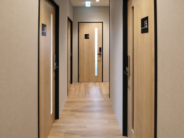 共用部_廊下。全室個室ごとに施錠可能となっており、セキュリティ面も安心です。