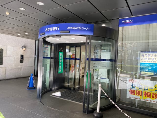 周辺の銀行_徒歩2分ほどのところに、みずほ銀行新横浜支店があります。