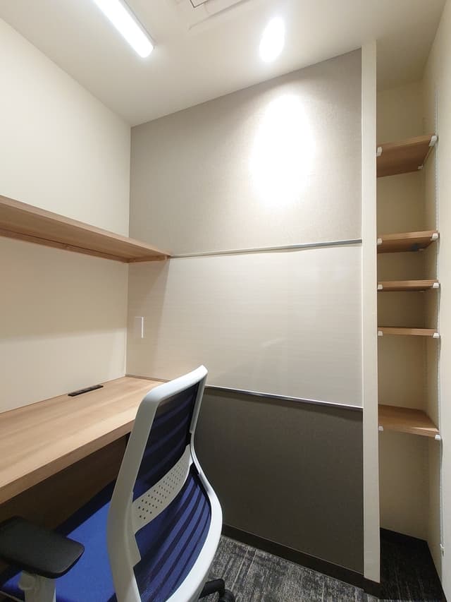 1人用ブース_24時間利用可能な家具・郵便ポスト付きのブースです。