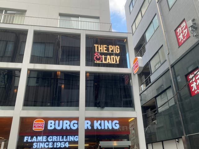 近隣の飲食店_THE PIG THE LADY(徒歩1分)