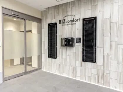 外観_エントランス。ICカードを利用して入館するためセキュリティ面も安心です。©BIZcomfort