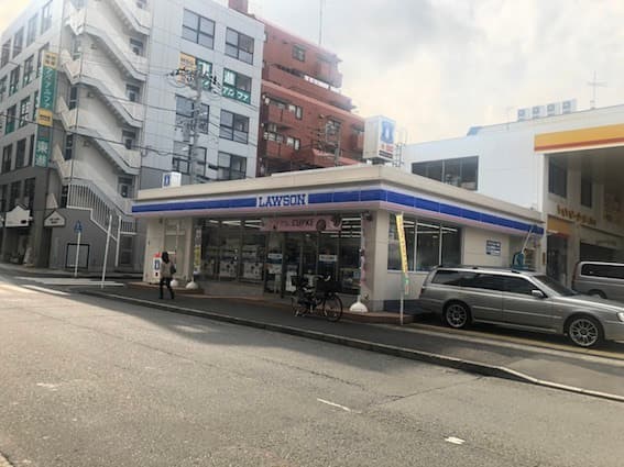 近隣のコンビニ_ローソン根岸店(徒歩4分)