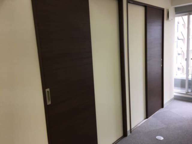 共用部_廊下。冷暖房設備が備え付けられた完全個室の部屋を多数用意しています。