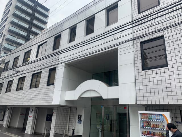 外観_新宿西口駅から徒歩6分に位置しています。