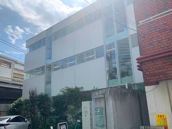 外観_南新宿駅を出てすぐの距離にあるビルです。