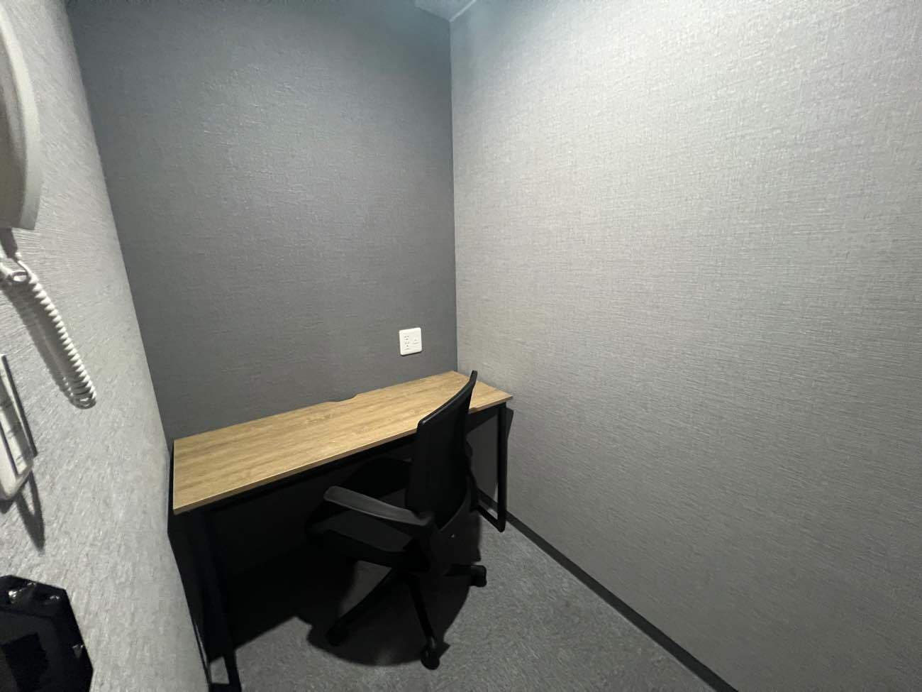 専有部_個室。家具、インターネット環境完備です。