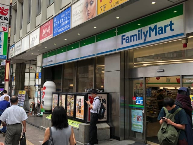 周辺のコンビニ_新宿センタービル内に「ローソン新宿センタービル店」