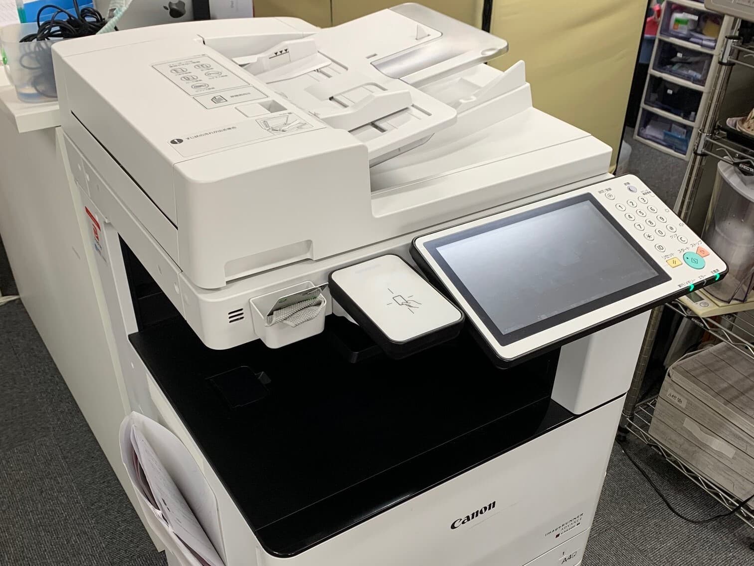 設備_複合機。会員の方はモノクロコピー・印刷が1日100枚まで無料で行えます。