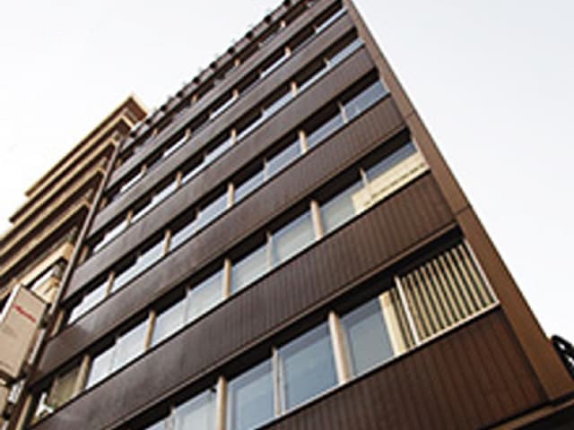 外観_都内にいながら緑を感じられるエリアにあるビルです。