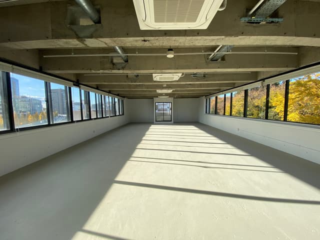 専有部_個室。空調機(個別)、ライティングレール、ブラインドあり。