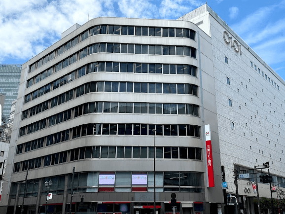 近隣の銀行_三菱UFJ銀行 新宿支店(徒歩5分)