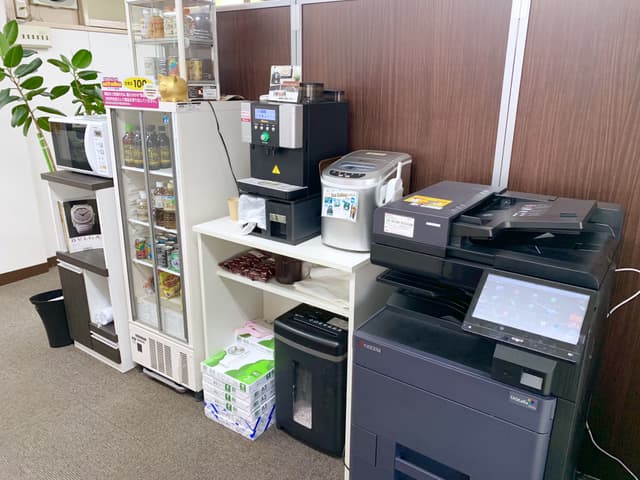 その他_コーヒーマシンや複合機などの設備も充実しています。