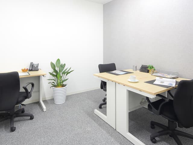 個室_複数人用の個室ですが、広々としており快適に作業できます。©Regus