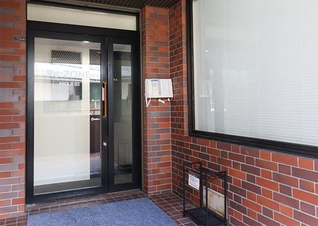 外観_エントランス。淡路駅から徒歩6分の場所にあります。