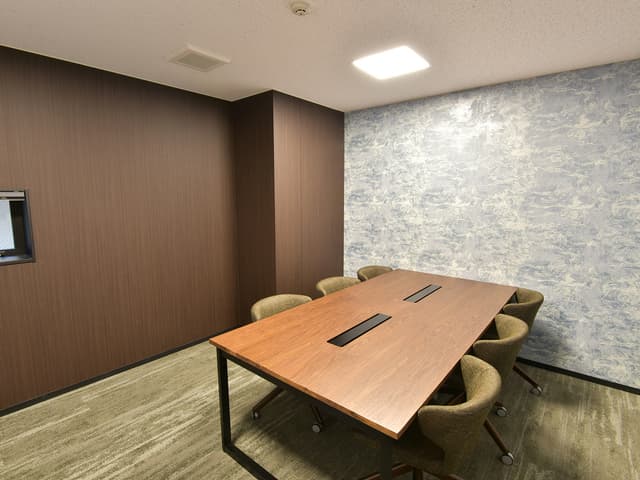 共用部_ミーティングルーム。打ち合わせや話し合いなどにご利用頂ける設備です。
