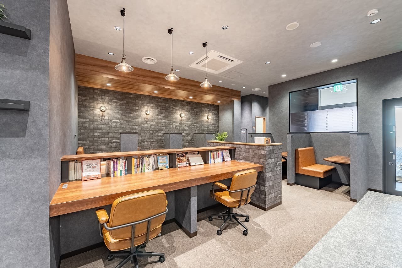 共有部_カフェブース。食事・WEB会議・通話なスペースです