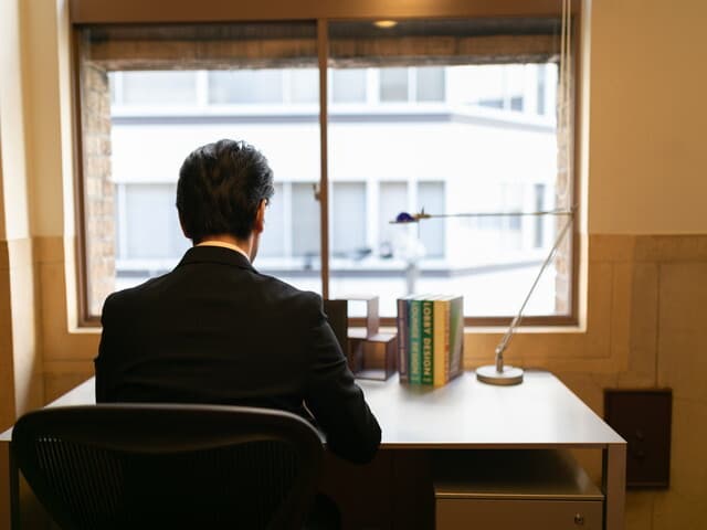 個室_あらゆる姿勢に対応する高機能チェア「アーロンチェア」を全部屋に採用しています。
