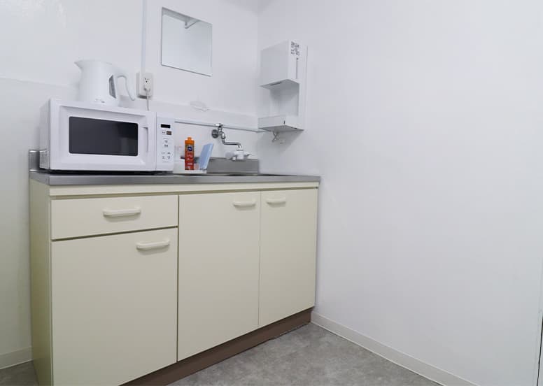 共有部_給湯室。電子レンジが利用できます。