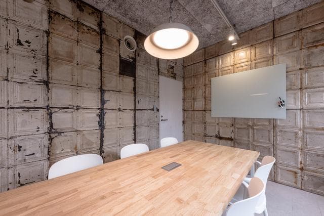 会議室_24時間ご利用いただける会議室はお城をイメージした造りです