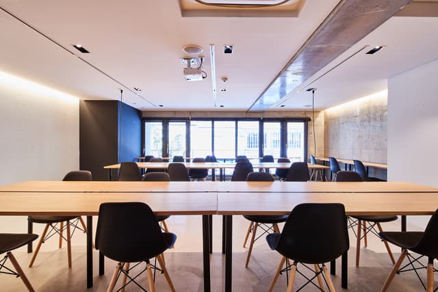 コワーキングスペース_大きい窓が明るい印象をもたらします。