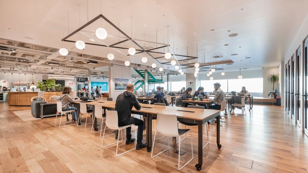 共有部_ラウンジ。作業はもちろん休憩スペースとしても過ごすことができます。©WeWork※画像はイメージです。