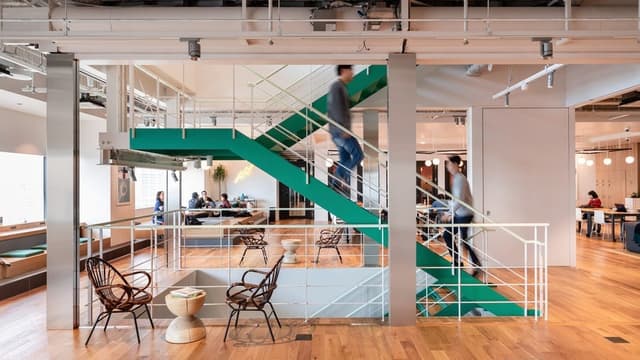 オープンスペース_オフィス内を行き来する専用の階段があります©WeWork