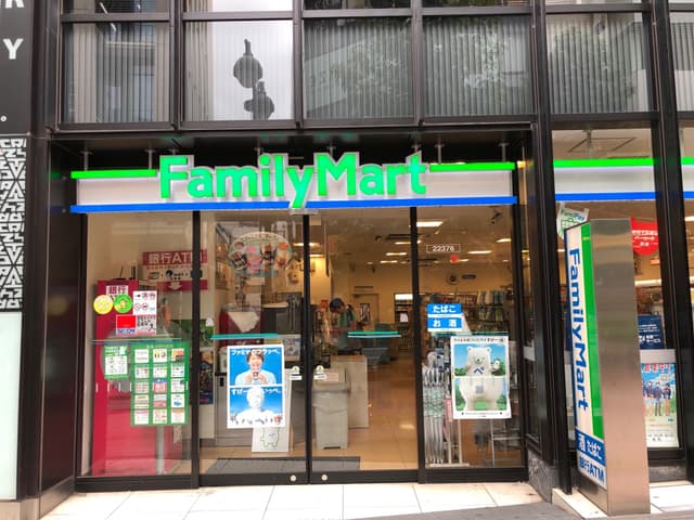近くのコンビニ_コンビニに限らず周辺施設は充実しています