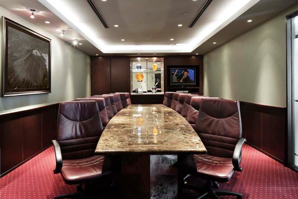 会議室_ビジネスに欠かせない会議室には、ビデオ会議システムやフリードリンクなど充実した設備をご用意しています