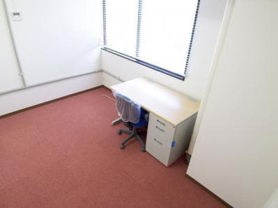 個室_窓があり開放的なお部屋です。