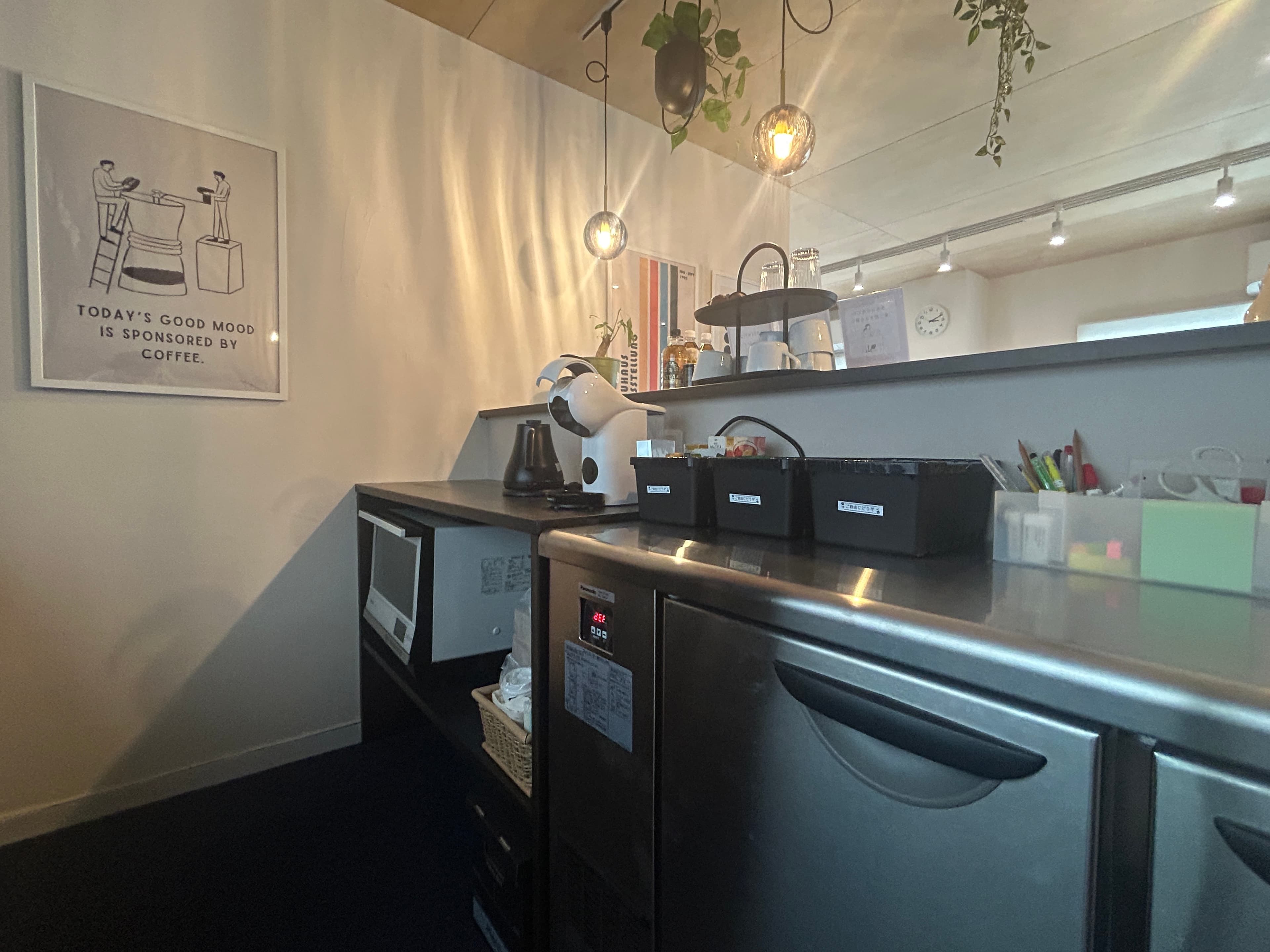 共有部_キッチン。フリードリンク、フリーお菓子が充実しています。