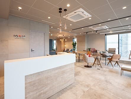 外観_受付。スタートアップ支援に精通したスタッフが、日々の細やかなサポートから伴走支援まで、必要に応じたさまざまなサポートを行います。