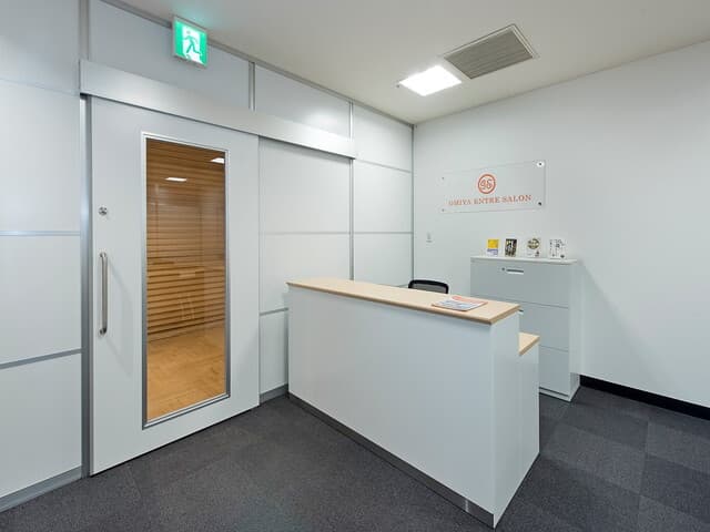 外観_受付。受付スタッフは来客対応や荷物・書類お預かりサービスを行ってくれます。