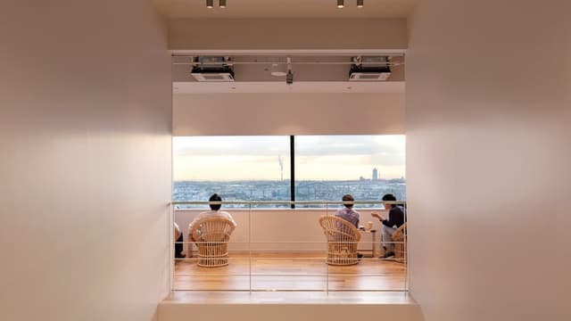 オープンスペース_窓辺のスペースからは難波の街を一眸できます©WeWork