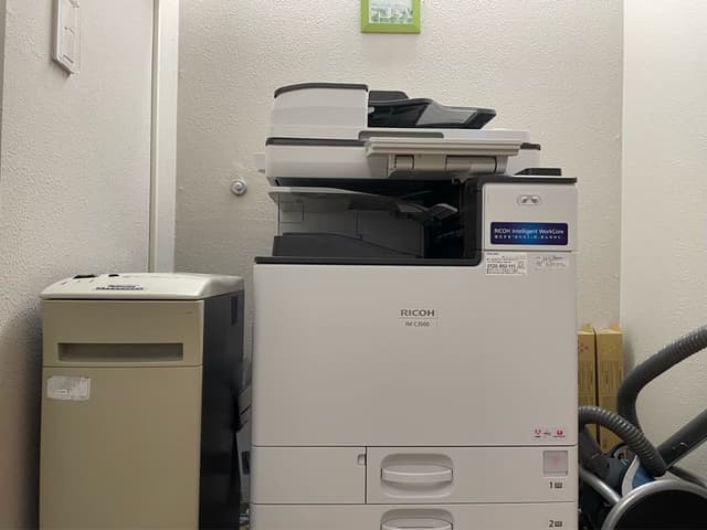 設備_複合機。パソコンからのデータ転送も可能。シュレッダーは無料で使うことができます。