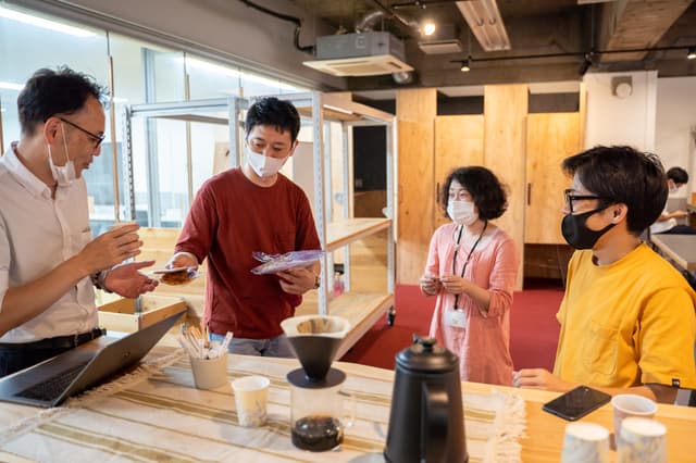その他 _スタッフがたまにカウンターでコーヒーを淹れて利用者同士の交流の場を作ります