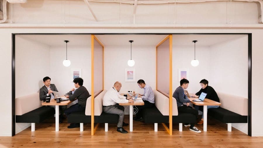 ワークヌック_来客とのお打ち合わせや商談、チームのミーティングにご利用いただけるブースタイプの席です