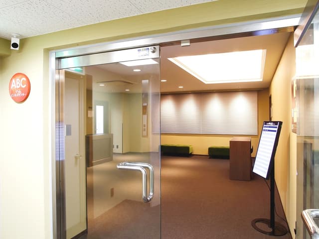 外観_エントランス。シンプルなデザインで、落ち着いた空間を演出しています。