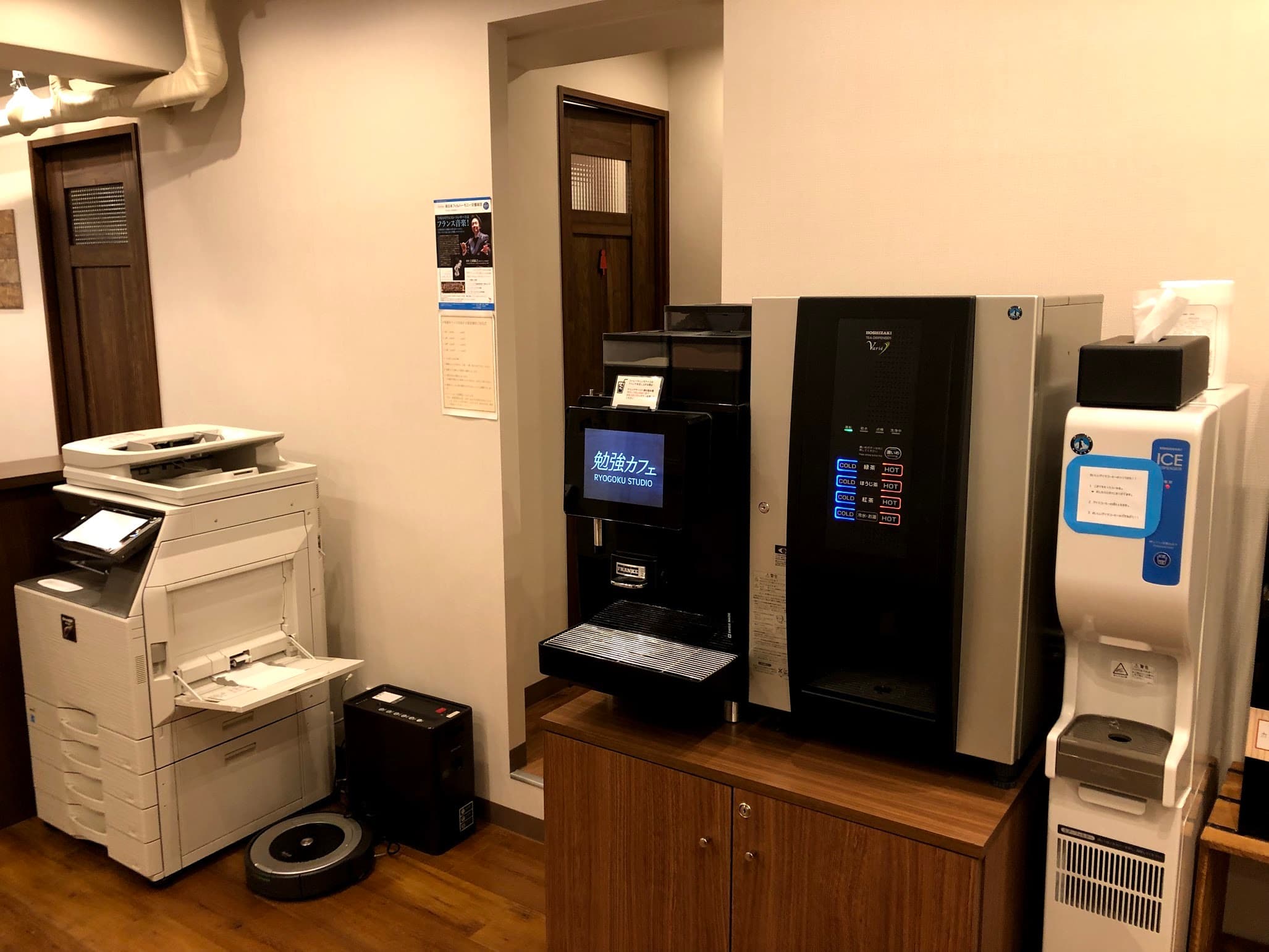 ドリンク周辺_高機能コーヒーマシン、コピー機など店内環境は常に綺麗に保たれています。