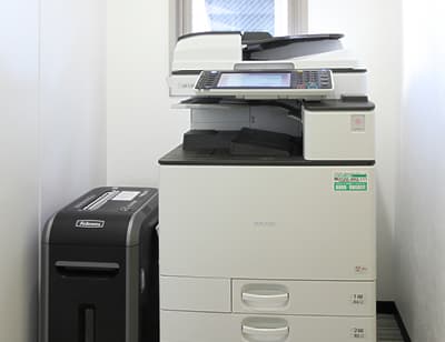 設備_複合機。カラーコピー完備の複合機が備え付けられています。