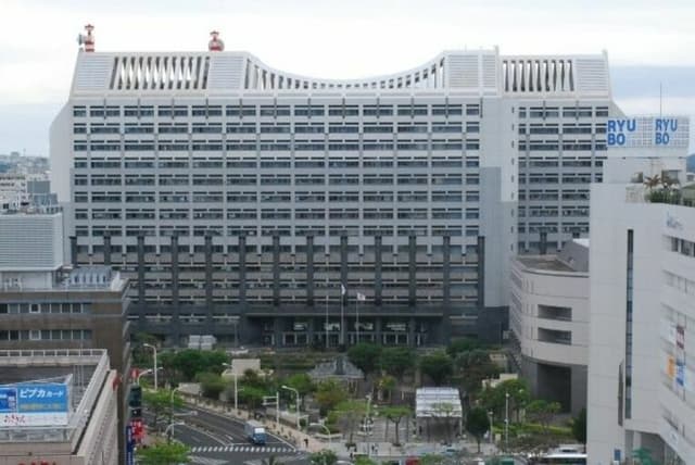 沖縄県庁_沖縄県の行政の中心として機能する「沖縄県庁」本庁舎は、タイムスビルの目の前です。