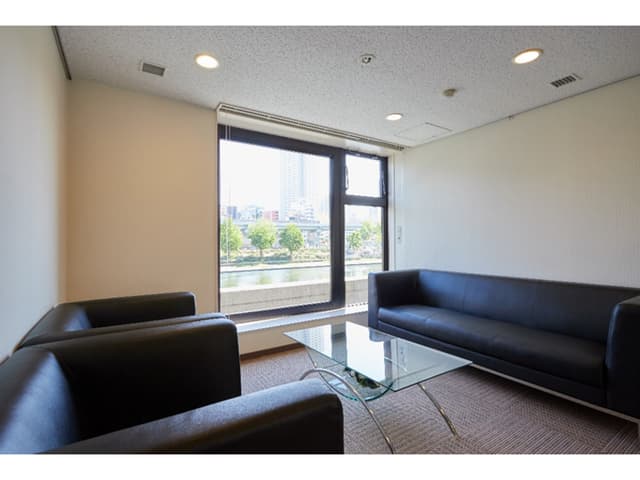 共用部_応接室。有料サービスとして、電話応対、留守番電話、秘書の利用も可能です。