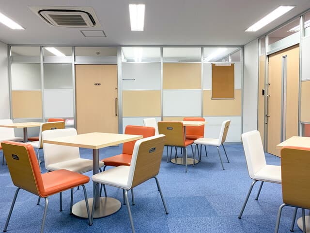 共用部_オープンラウンジ。お洒落で開放的なラウンジはカジュアルな打ち合わせも出来るでしょう。