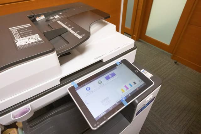 その他_複合機。毎月白黒100枚、カラー20枚が無料で印刷できます。