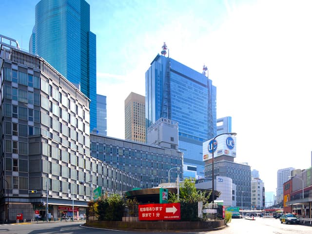 外観_新橋駅前ビル。駅から徒歩1分の好立地にあります。