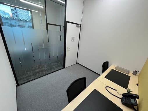 個室。家具付きのお部屋です。