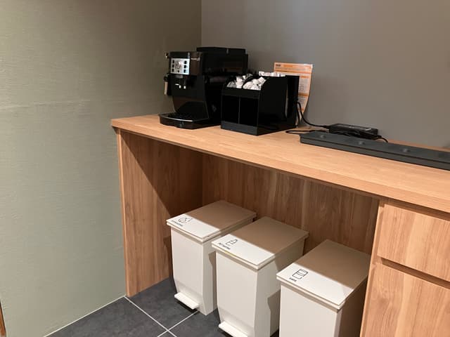 設備_パントリー。自由に使えるコーヒーマシーンを設置しています。