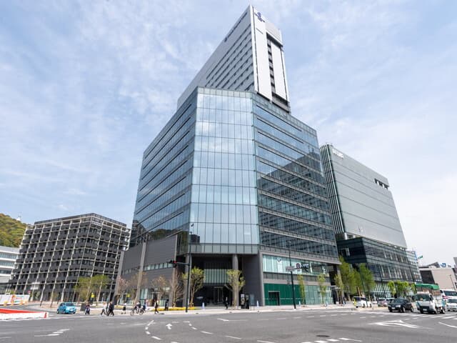 外観_ホテルもある複合施設の3階にリージャスのオフィスがあります。
