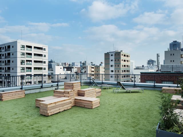 共用部_ルーフトップテラス。緑溢れる屋上で仕事の合間にリフレッシュできます。